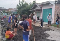 Akses Jalan Jatirahayu Timur Rusak Parah, Warga Turun Tangan Lakukan Perbaikan Seadanya 
