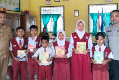 Dukung Cerdaskan Anak Bangsa, Polsek Semendawai Suku III Salurkan Buku Tulis untuk Pelajar Kurang Mampu
