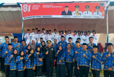 Kapolsek AKP Suwandi Pimpin Upacara Penurunan Bendera HUT RI Ke-81 di Buay Madang
