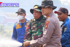 Kebakaran Lahan, Kapolres OKU Timur Tinjau Posko Karhutla dan Ikut Padamkan Titik Api