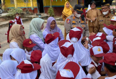 Cegah Bullying dan Dampak Polusi, Polsek Buay Madang Timur Bagikan Masker di Sekolah