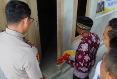Kapolres OKU Timur Serahkan 2 Unit Bantuan Rumah Kepada Warga Kecamatan Semendawai Suku III