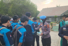 Cegah ISPA Akibat Asap Karhutla, Polres OKU Timur Bagikan Masker di SMKN 1 Martapura