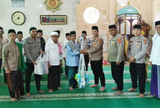Polsek Cempaka Gelar Jumat Keliling di Campang Tiga Ilir, Salurkan Alat Kebersihan untuk Masjid