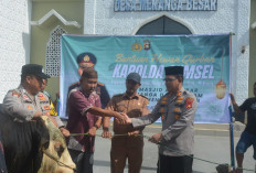 Kapolres AKBP Adik Serahkan 3 Hewan Kurban Dari Kapolda Sumsel Untuk Masyarakat OKU Timur