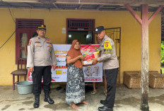 Sambut HUT Bhayangkara, Polsek Belitang III Bagikan Sembako Untuk Warga