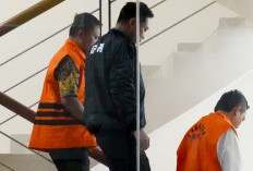 OTT Korupsi Rp610, Bupati Cilacap Resmi Kenakan Baju Lebaran dari KPK