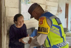 Personel Polsek Belitang III Bagikan Paket Makanan ke Warga Kutosari