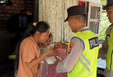 Polsek Madang Suku II OKU Timur Bagikan Makanan Siap Saji untuk Warga