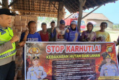 Tekan Risiko Bencana Asap, Polsek Belitang I Pasang Spanduk dan Sebar Maklumat Karhutla di Tiga Desa