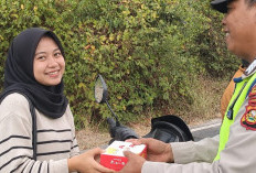 Wujud Kepedulian Sosial, Personel Polsek Cempaka OKU Timur Bagikan Paket Makanan di Harisan Jaya