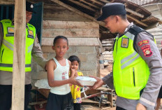 Polsek Semendawai Suku III OKU Timur Bagikan Bantuan Makanan ke Warga