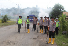 Kapolres AKBP Adik Gotong Royong Tambal Jalan Rusak, Wujudkan OKU Timur Asri