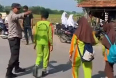 Polsek BP Peliung OKU Timur Bantu Menyeberang Anak Sekolah dan Bagikan Makanan