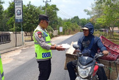 Perkuat Kepedulian Sosial, Personel Polsek Semendawai Suku III OKU Timur Bagikan Paket Makanan ke Warga