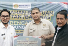 Mentan Amran Cek dan Berikan Bantuan Korban Bencana di Cisarua