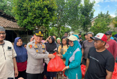 Kolaborasi Polres OKUT dan Pesantren Bagikan Ribuan Porsi Nasi Hingga Roti dan Air Mineral untuk Korban Banjir
